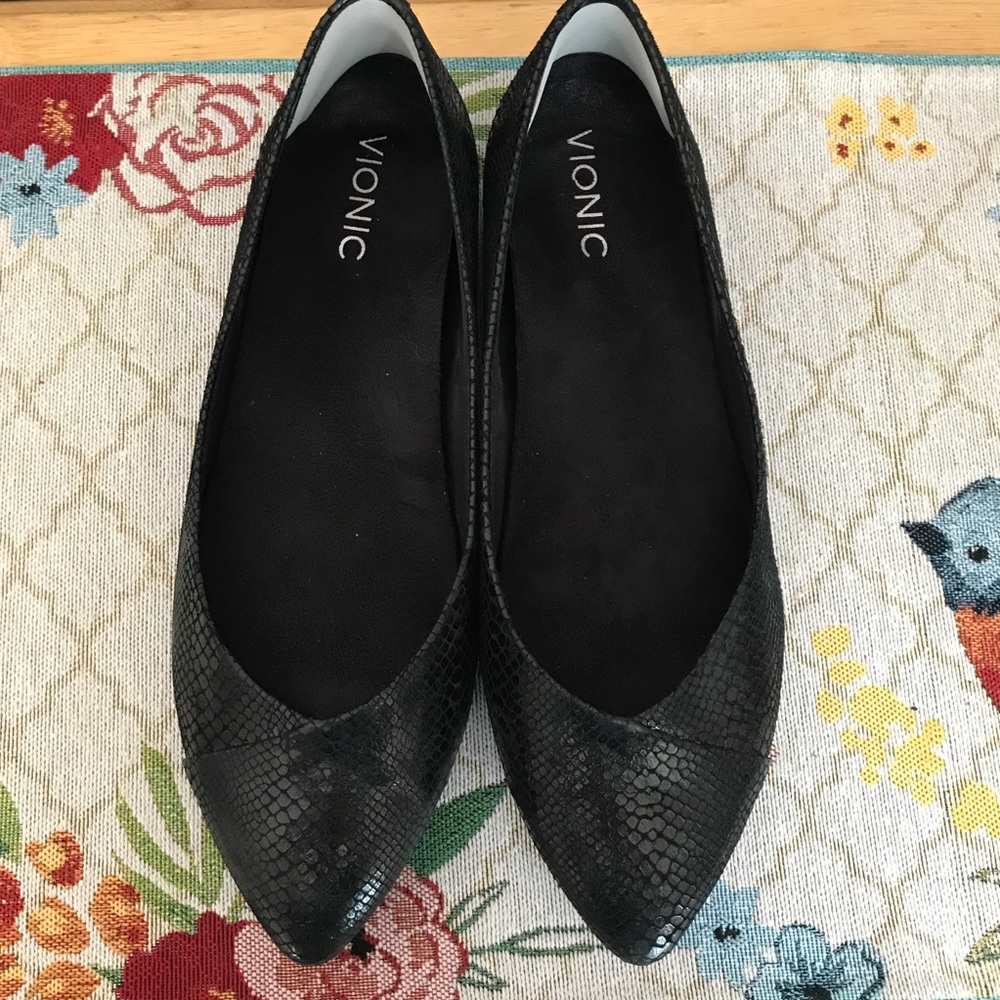 Black snakeskin Vionic flats 9.5 Wide